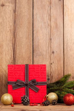 Noel elemanları ile hediye kutusu