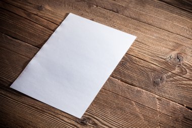 ahşap arka plan üzerinde beyaz kağıt