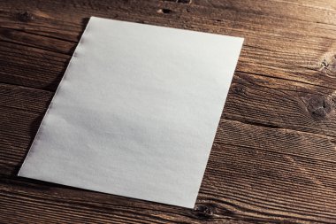 ahşap arka plan üzerinde beyaz kağıt