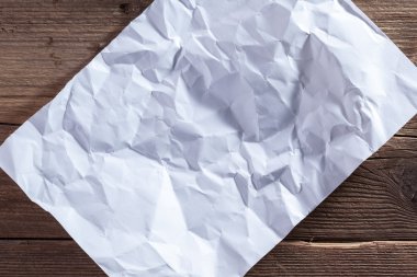 ahşap arka plan üzerinde beyaz kağıt