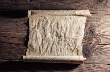 Ahşap zemin üzerine eski kağıt