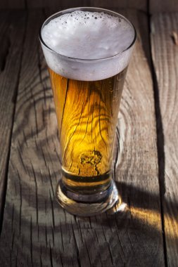bira ahşap arka plan üzerine bir fincan