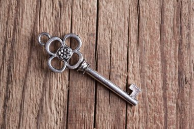 ahşap zemin üzerinde tek anahtar