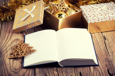 Noel dekorasyonu ile açık kitap