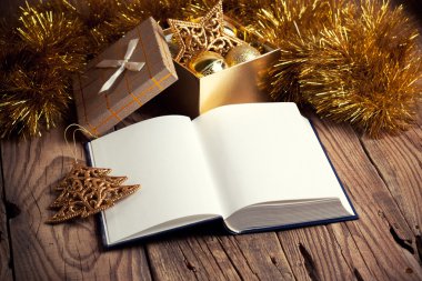 Noel dekorasyonu ile açık kitap