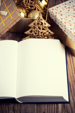Noel dekorasyonu ile açık kitap