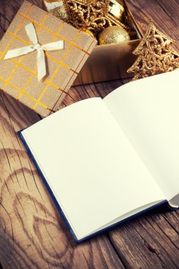 Noel dekorasyonu ile açık kitap