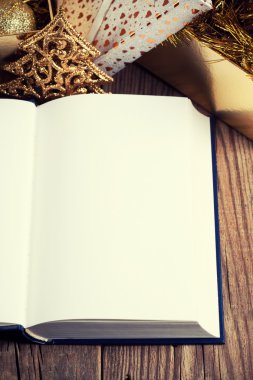 Noel dekorasyonu ile açık kitap