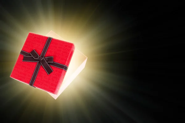 Полуоткрытая подарочная коробка со светом наизнанку — стоковое фото