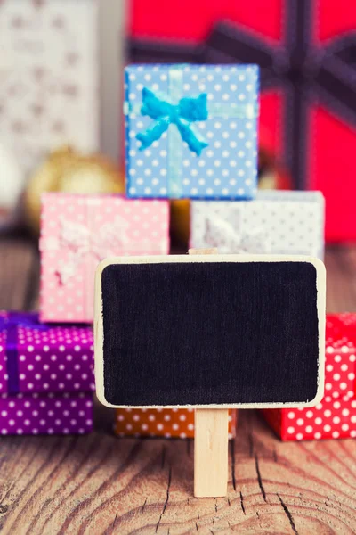 Kleine schoolbord tegen geschenkdozen — Stockfoto