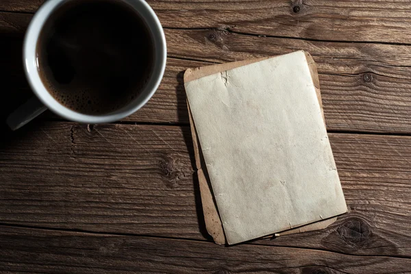 Beyaz fincan kahve ve eski kağıt — Stok fotoğraf