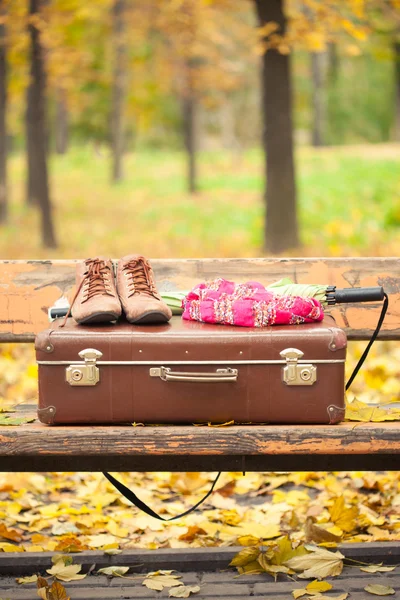 ビンテージ スーツケース、スカーフ、ブーツ、ベンチに傘 — ストック写真