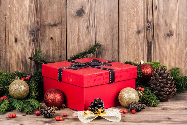Noel elemanları ile hediye kutusu — Stok fotoğraf