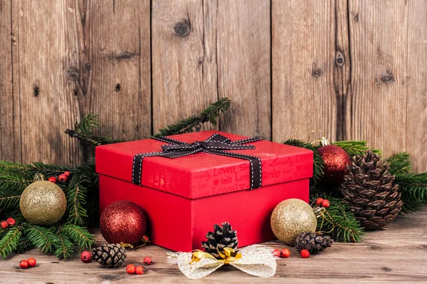 Caja de regalo con elementos navideños —  Fotos de Stock