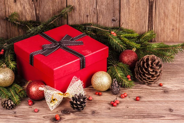 Noel elemanları ile hediye kutusu — Stok fotoğraf