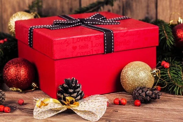 Caja de regalo con elementos navideños —  Fotos de Stock