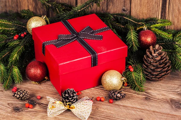 Geschenkbox mit weihnachtlichen Elementen — Stockfoto