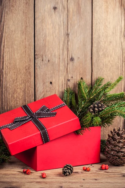 Caja de regalo con elementos navideños — Foto de Stock