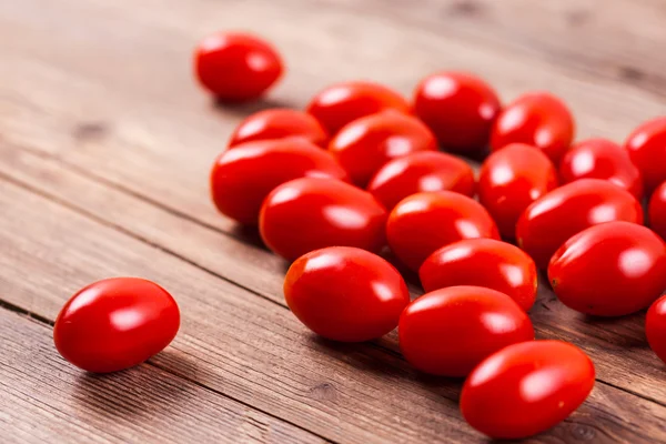 Frische Tomaten auf Holz Hintergrund — Stockfoto