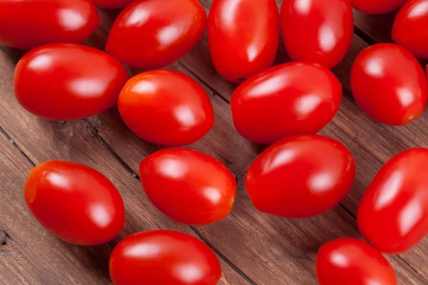 Pomodori freschi su fondo legno — Foto Stock