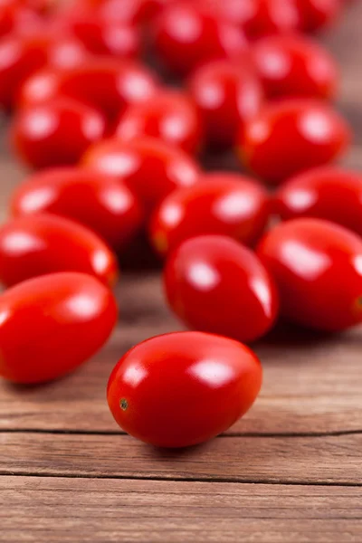 Pomodori freschi su fondo legno — Foto Stock