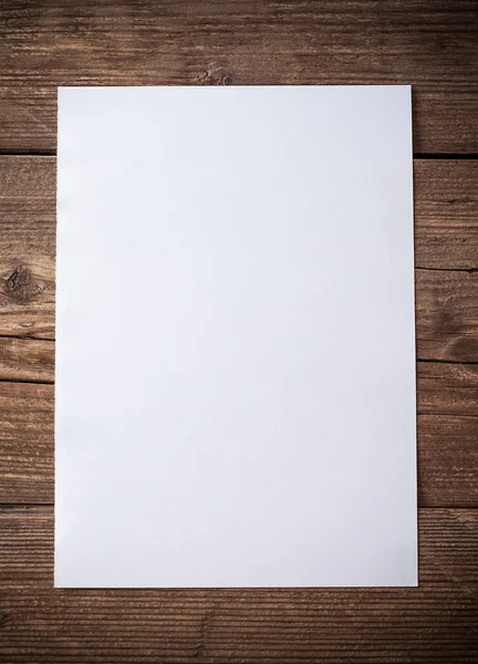 Livro branco sobre fundo de madeira — Fotografia de Stock
