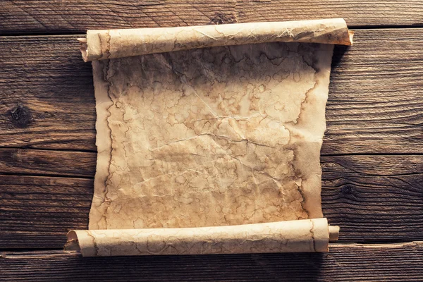 Papel viejo sobre fondo de madera — Foto de Stock