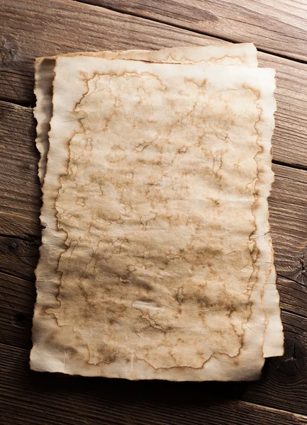 Altes Papier auf Holz Hintergrund — Stockfoto