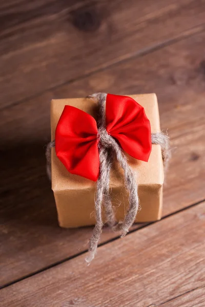 Caja de regalo vintage sobre fondo de madera —  Fotos de Stock