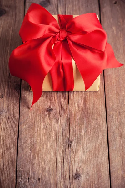 Gift box on wooden background — Stock Photo, Image