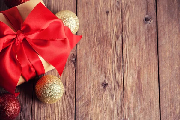 Presentförpackning med jul dekoration — Stockfoto