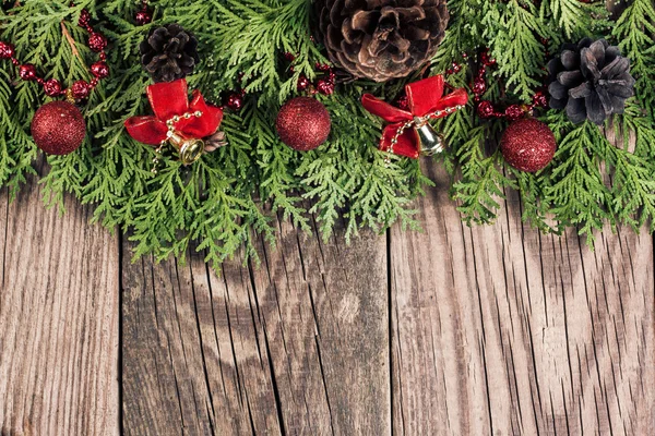 モミの木の枝とクリスマスの装飾 — ストック写真