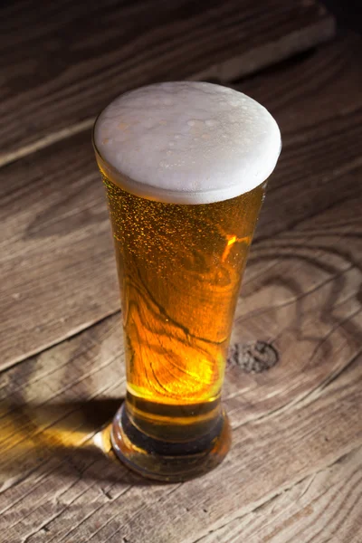 Tazza di birra su sfondo di legno — Foto Stock