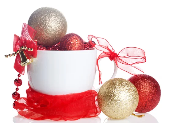 クリスマスの装飾と白いカップ — ストック写真