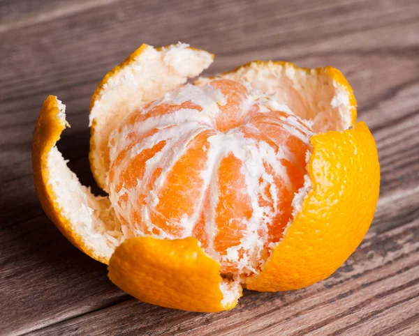 Ahşap zemin üzerinde bir mandarin — Stok fotoğraf