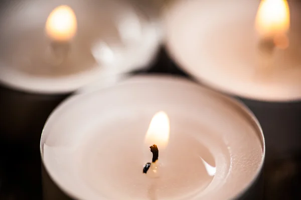 Candela su sfondo di legno — Foto Stock