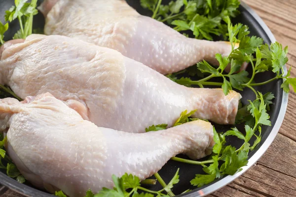 Pernas de frango em uma panela de fritar — Fotografia de Stock