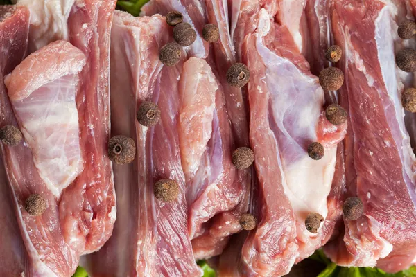 Raw pork ribs on a cutting board — Stock Photo, Image