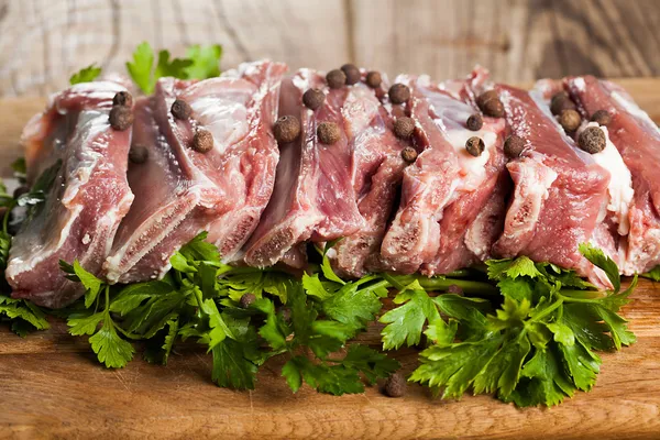 Raw pork ribs on a cutting board — Stock Photo, Image