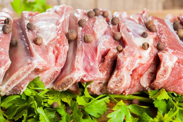 Raw pork ribs on a cutting board — Stock Photo, Image