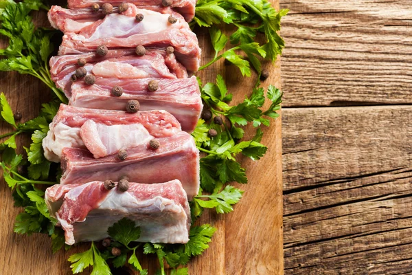 Raw pork ribs on a cutting board — Stock Photo, Image