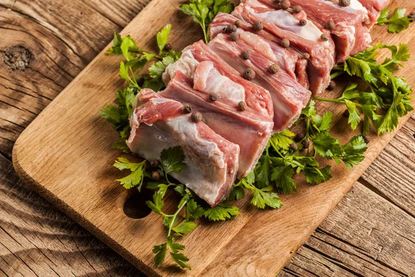 Raw pork ribs on a cutting board — Stock Photo, Image