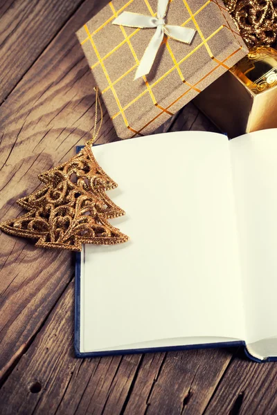 Open boek met decoratie van Kerstmis — Stockfoto