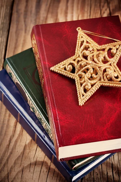 Книги з різдвяною зіркою — стокове фото