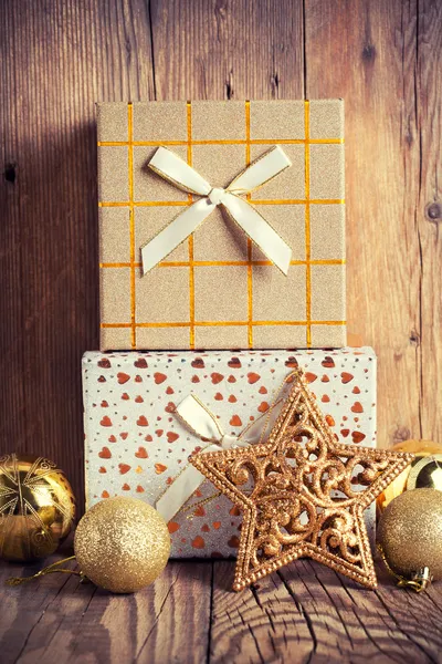 Scatole regalo con decorazione natalizia — Foto Stock