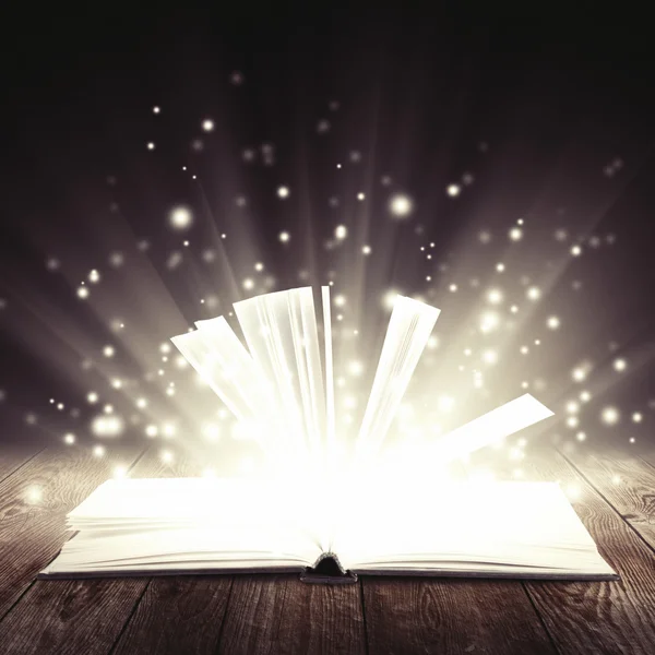 Libro abierto con luz en el interior — Foto de Stock