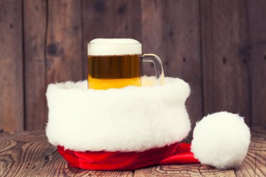Noel Baba şapkası ile bira kupa