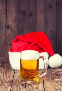 Noel Baba şapkası ile bira kupa