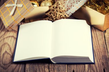 Noel dekorasyonu ile açık kitap