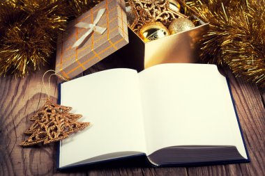 Noel dekorasyonu ile açık kitap